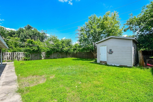 view of yard featuring a storage unit