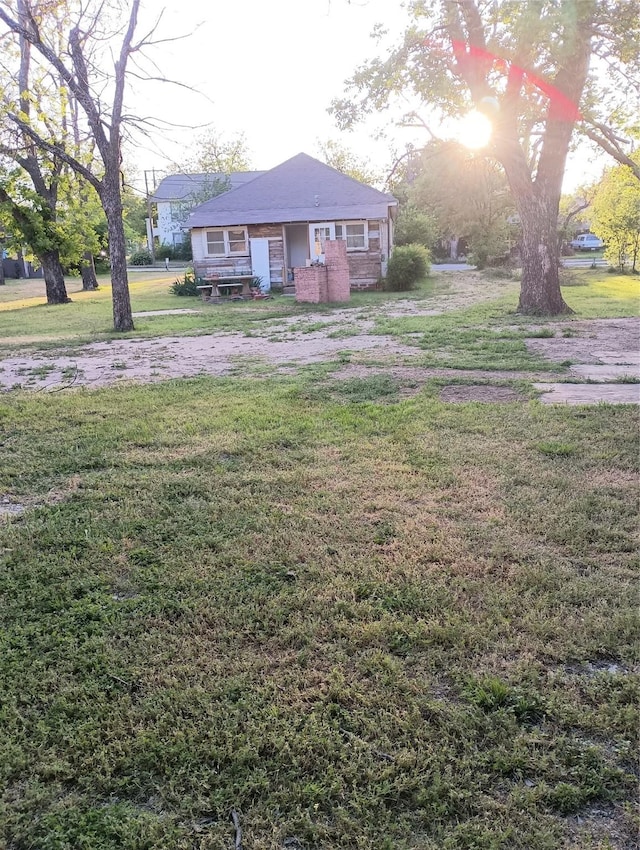 view of front of property featuring a front yard