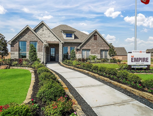 view of front of house featuring a front lawn