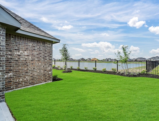 view of yard featuring a water view