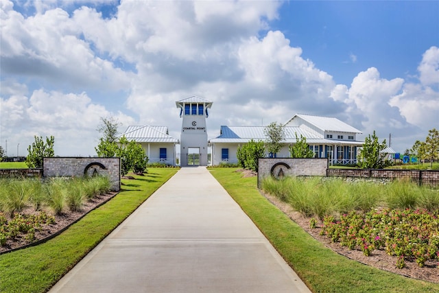 view of front of home featuring a front yard