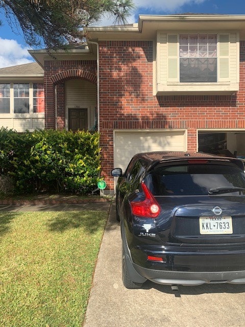 view of front facade with a garage and a front yard