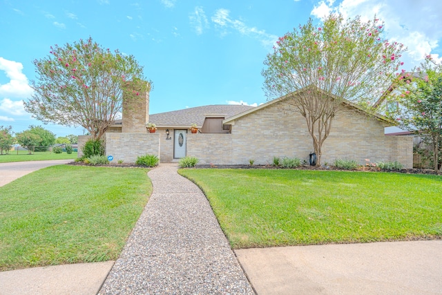 single story home with a front lawn