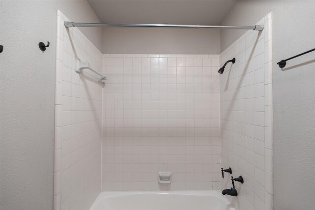 bathroom featuring tiled shower / bath combo