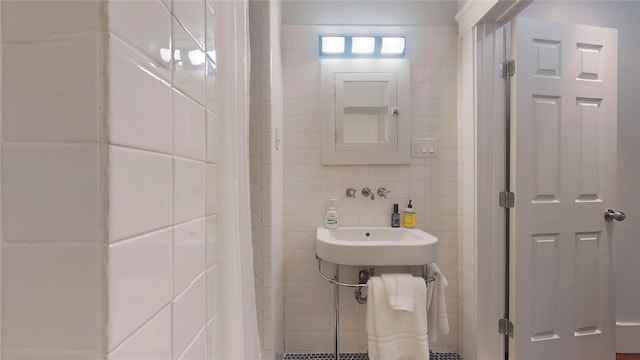 bathroom featuring tile walls