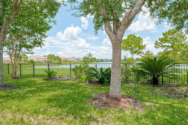 view of yard featuring a water view