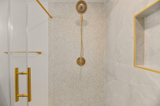 bathroom featuring a tile shower