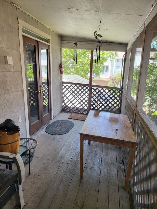 sunroom with ceiling fan