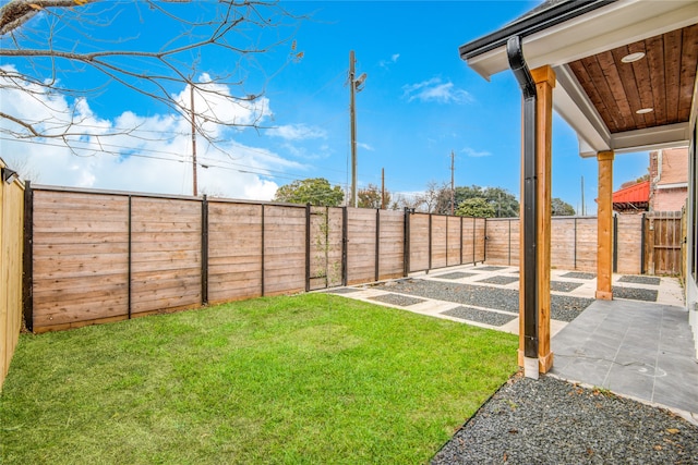 view of yard featuring a patio area