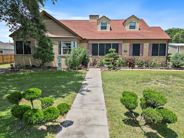 view of front of house featuring a front yard