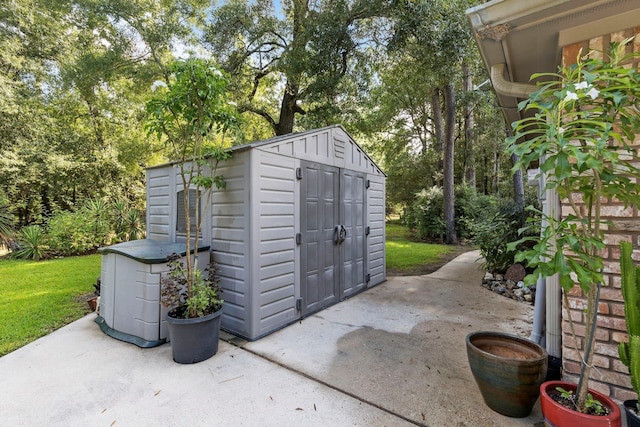 view of outdoor structure with a yard