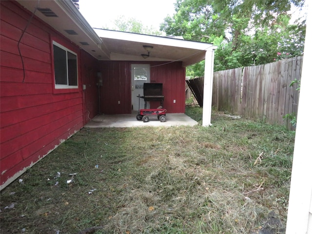 view of yard featuring a patio