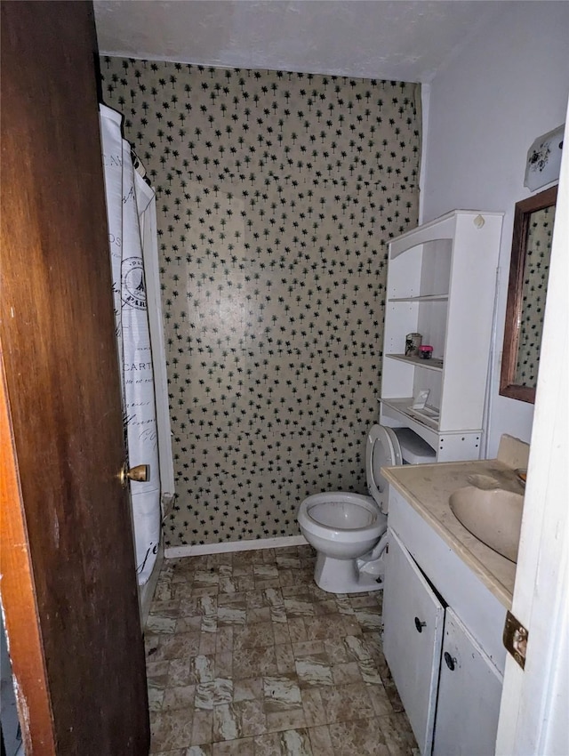 bathroom featuring a shower with curtain, vanity, and toilet