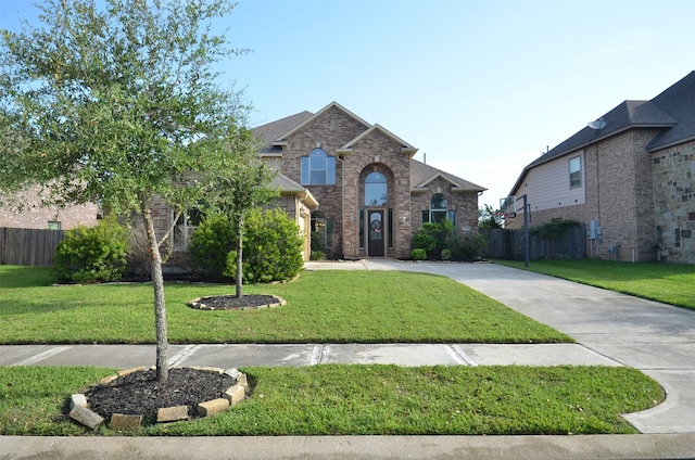 view of front facade featuring a front lawn