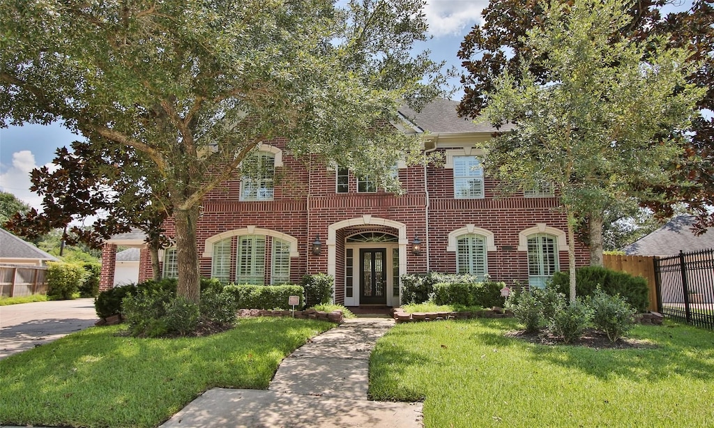 view of front of house with a front lawn