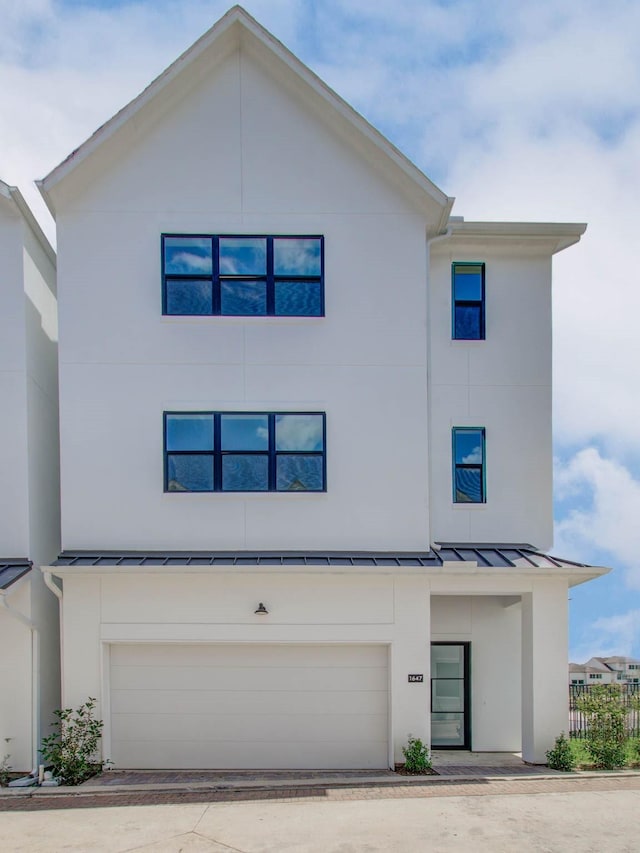 view of front facade featuring a garage