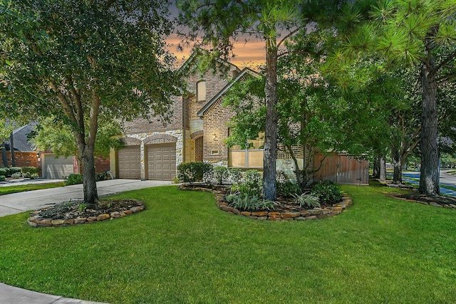 view of front facade featuring a yard