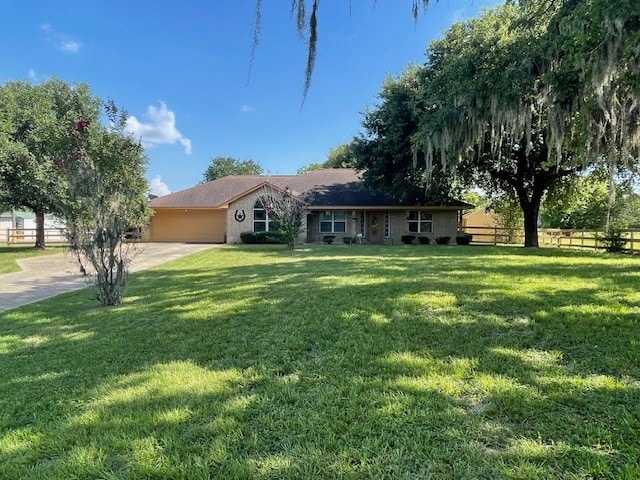 ranch-style home featuring a front lawn