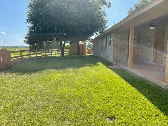 view of yard featuring ceiling fan