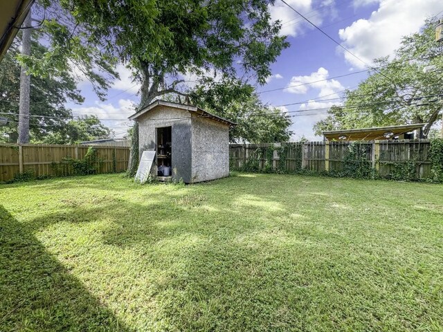 view of yard with an outbuilding