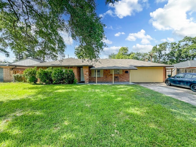 ranch-style house featuring a front lawn