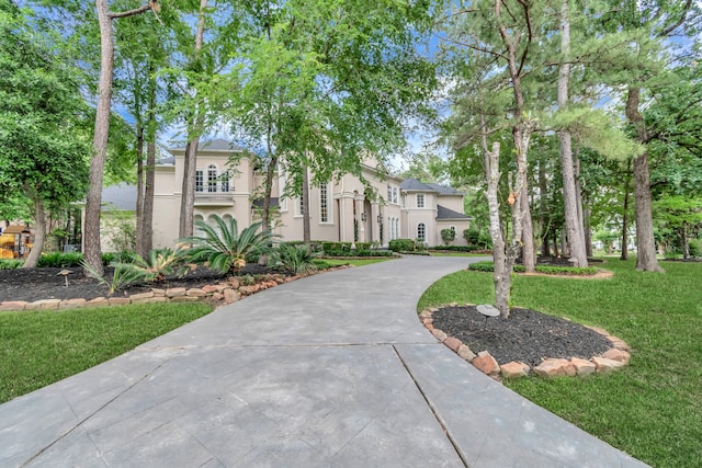 view of front facade with a front lawn