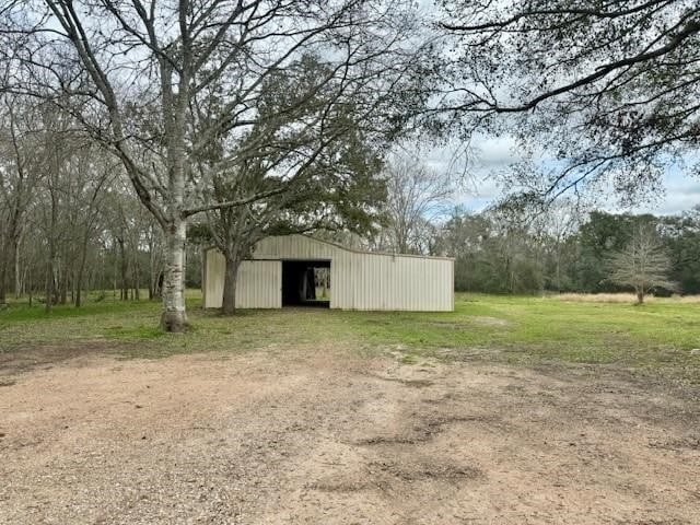 view of yard featuring an outbuilding