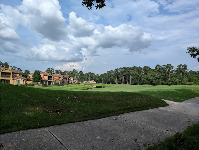 view of property's community featuring a lawn