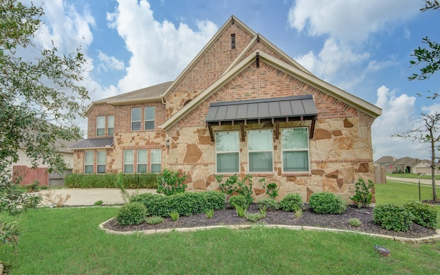 view of front facade featuring a front lawn