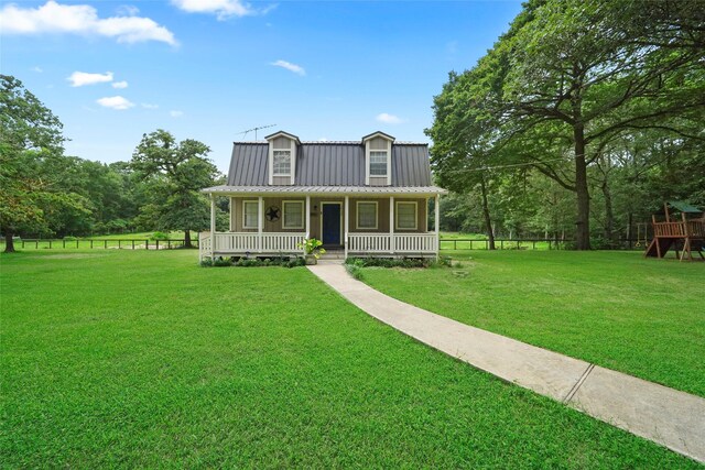 view of front of house featuring covered porch and a front yard