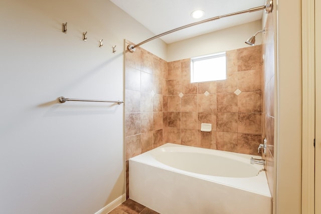 bathroom with tiled shower / bath