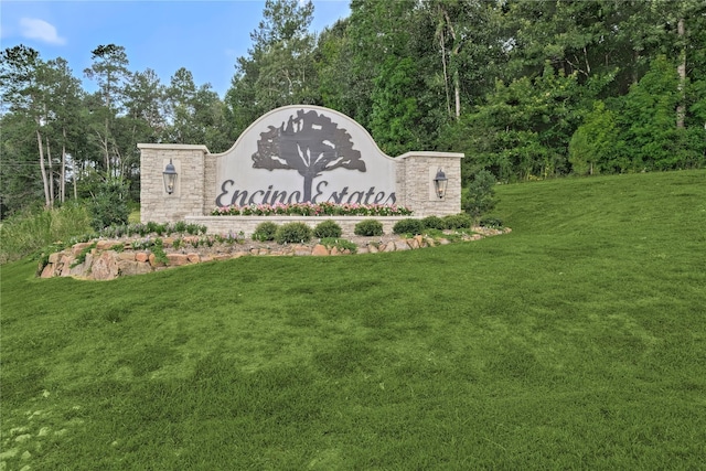 community / neighborhood sign featuring a lawn