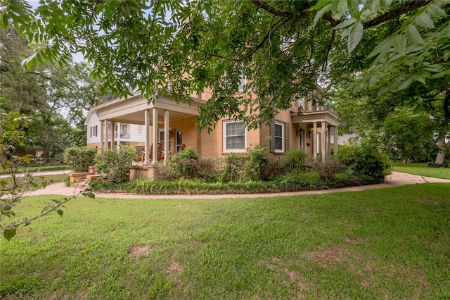 view of front of house featuring a front yard