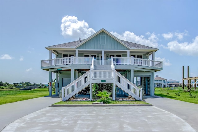 view of front of property featuring covered porch and a front lawn