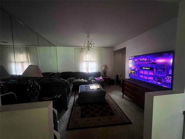 living room featuring an inviting chandelier and carpet