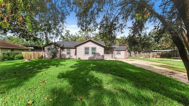 ranch-style house featuring a front yard