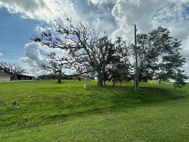 Listing photo 3 for 643 Lone Star Trl, Angleton TX 77515