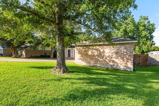 single story home with a front lawn