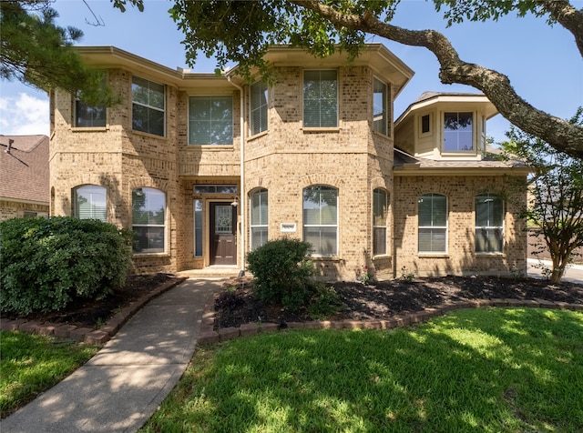 view of front of house featuring a front lawn