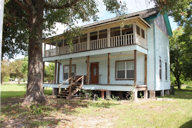 view of front facade featuring a front lawn and covered porch