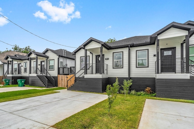 view of front of home with a front lawn