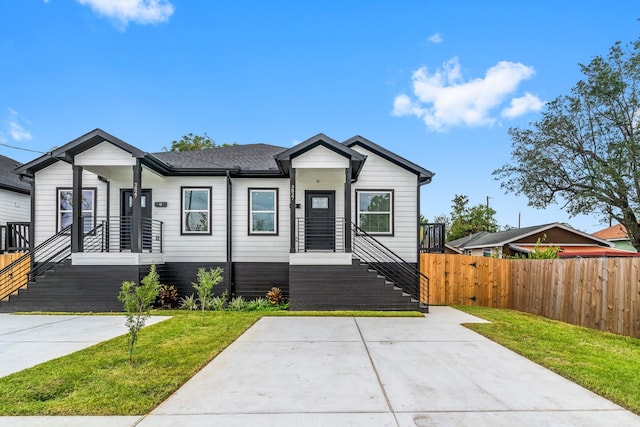 view of front of property featuring a front lawn