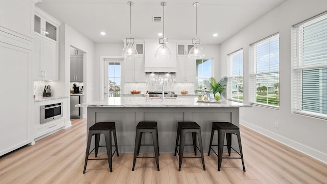 kitchen featuring a kitchen bar, baseboards, tasteful backsplash, and oven