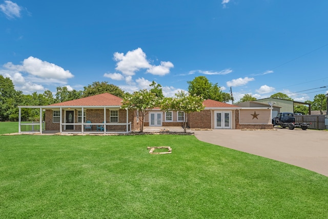 view of front of home featuring a front lawn