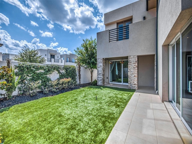 view of yard with a patio