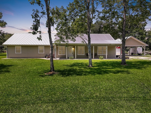 single story home with a lawn