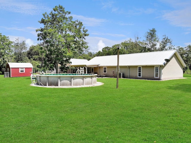 view of yard with an outdoor structure