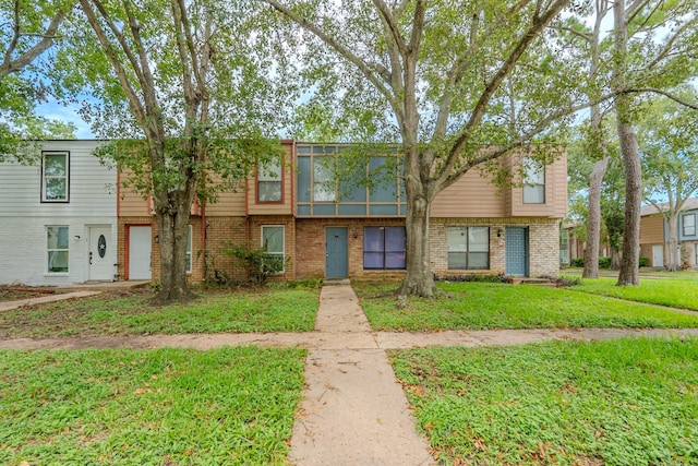 multi unit property featuring a front yard