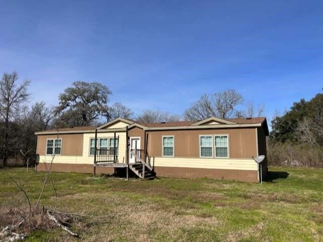 view of front of property with a front yard