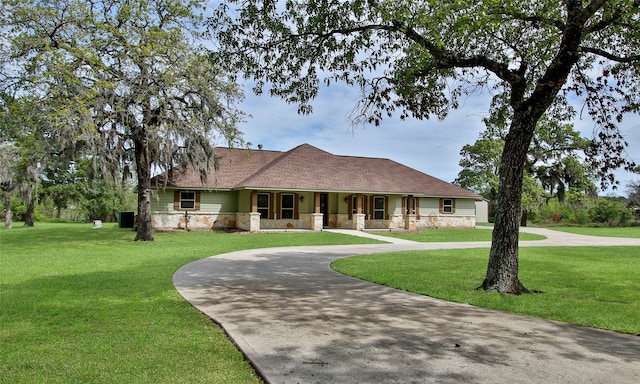 single story home with a front lawn